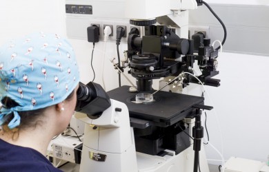 Embrióloga trabajando en un laboratorio