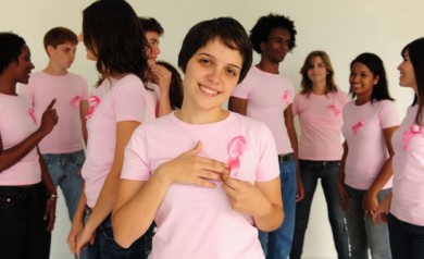 Jóvenes con el lazo rosa