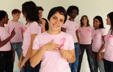 Jóvenes con el lazo rosa